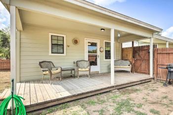 Canyon Lake Cottage with BBQ 1 Mi to Guadalupe River!